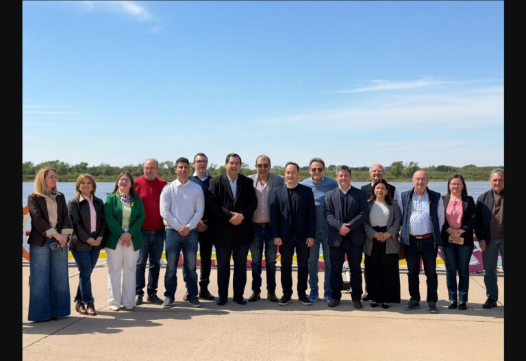 Puerto Reconquista durante la reunión para evaluar la recuperación de la conexión fluvial con Goya.