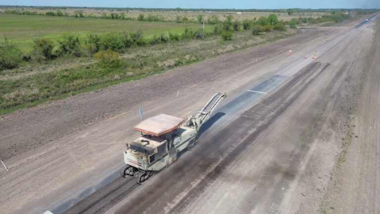 Maquinaria vial trabaja sobre un tramo de la Ruta Provincial 39.