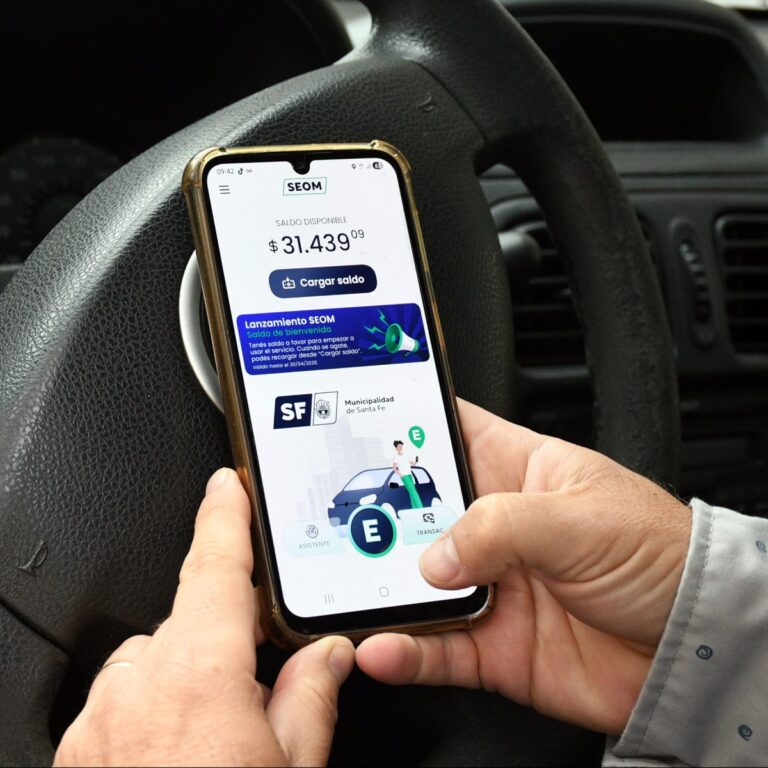 Aplicación del Sistema de Estacionamiento Ordenado Municipal de Santa Fe en un teléfono celular.