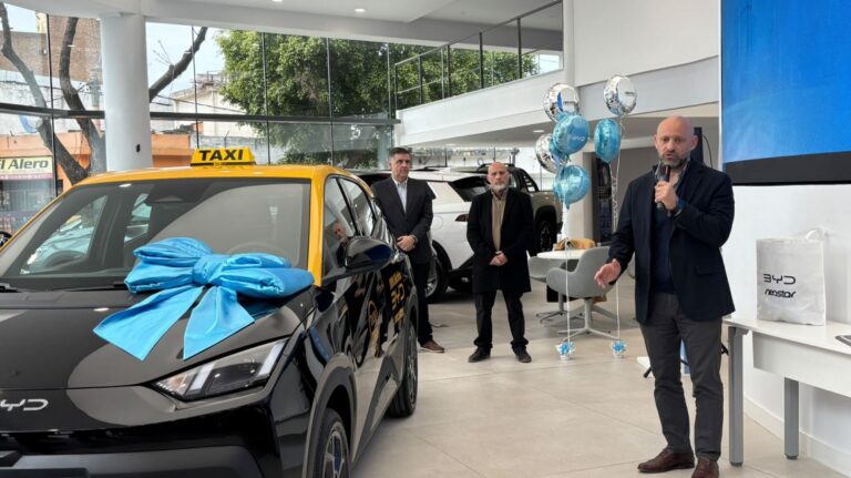 Un taxi enchufado y su costo