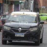 Taxi circulando por una calle de la ciudad de Santa Fe