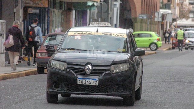 Taxi circulando por una calle de la ciudad de Santa Fe