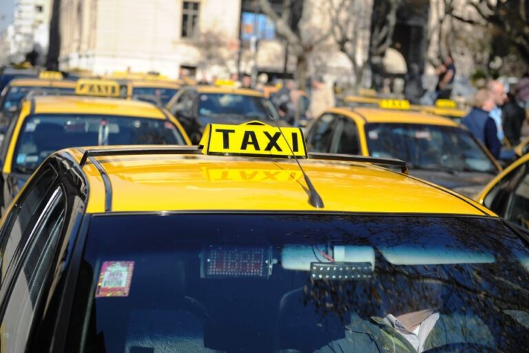 Un taxi eléctrico empieza a probar otra forma de trabajar en Rosario