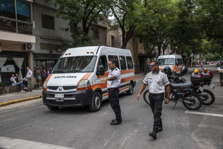 Transporte escolar durante un operativo municipal de tránsito en Rosario.
