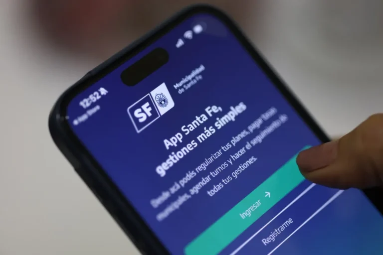 Pantalla de la App Santa Fe en un teléfono celular