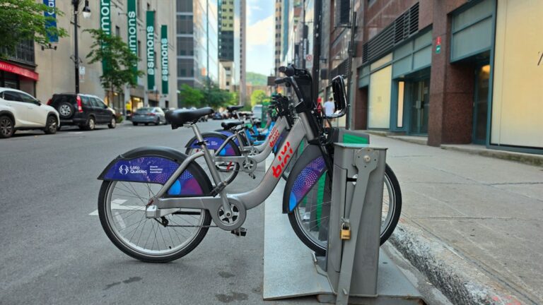 Estación de bicicletas públicas con bicicletas disponibles