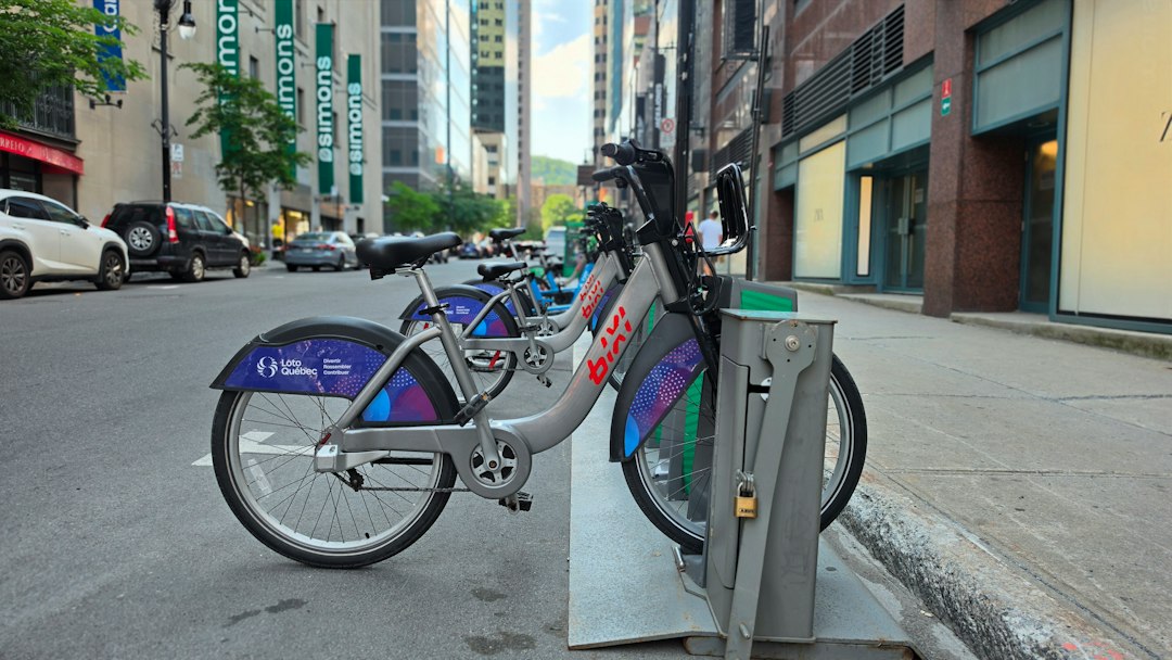 Estación de bicicletas públicas con bicicletas disponibles