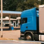 Camión de transporte de cargas en una estación de combustible