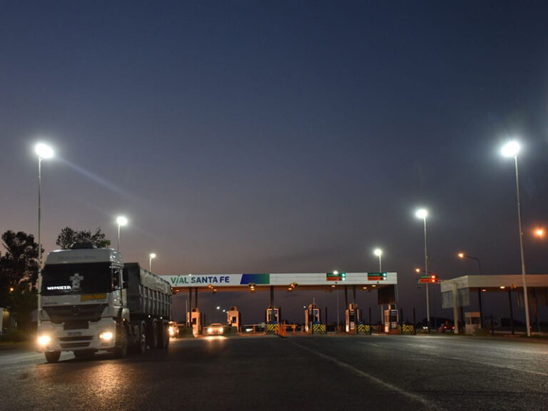 Camión circulando por el peaje de la Autopista Rosario–Santa Fe