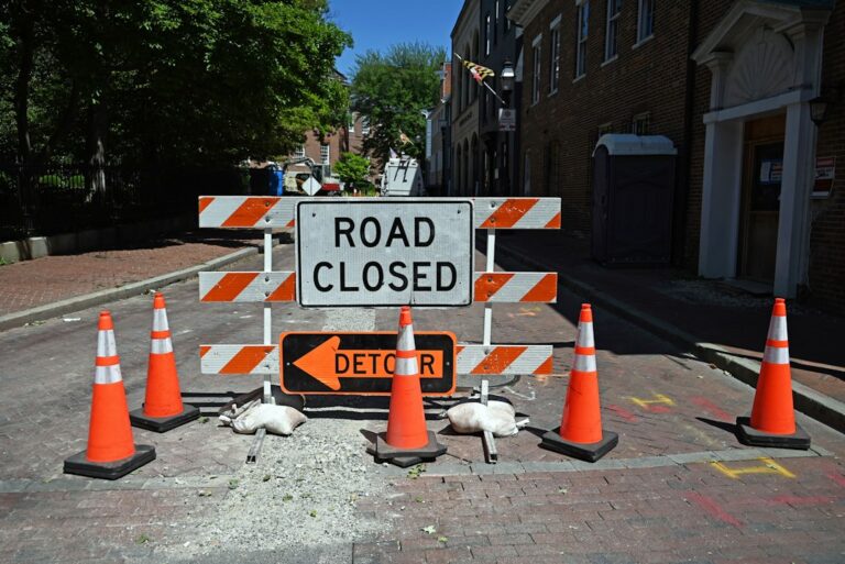 Señalización de desvío y corte de tránsito por obras en una calle urbana