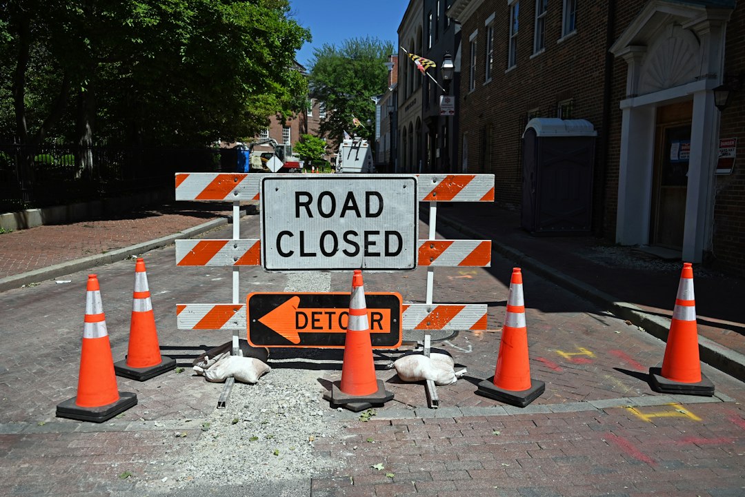 Señalización de desvío y corte de tránsito por obras en una calle urbana