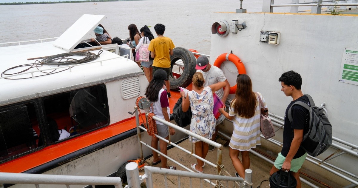 Pasajeros embarcan en una lancha desde la Terminal Fluvial de Rosario