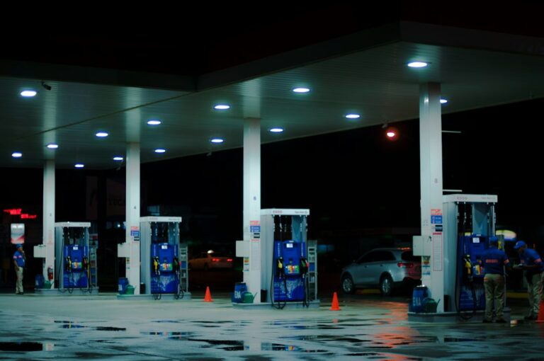 Estación de servicio moderna iluminada