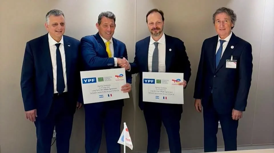 Representantes de YPF y TotalEnergies durante la presentación del acuerdo de combustibles sostenibles
