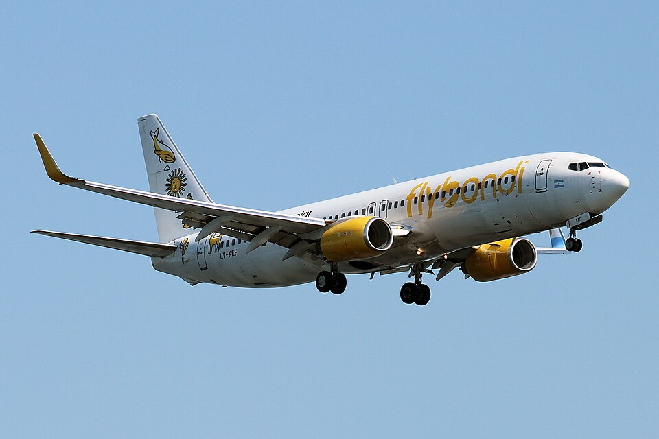 Avión de Flybondi en vuelo con tren de aterrizaje desplegado