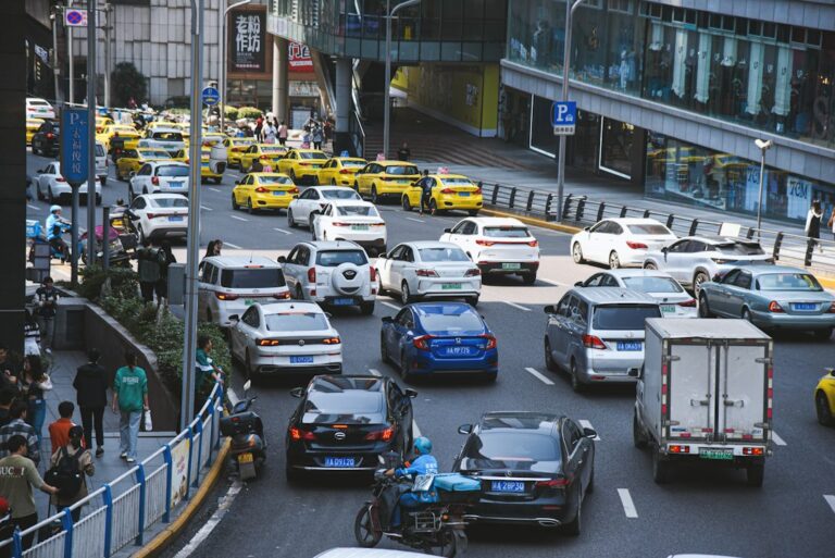 Automóviles y motocicletas en el tránsito urbano