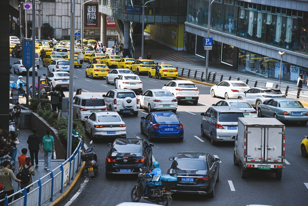 Automóviles y motocicletas en el tránsito urbano
