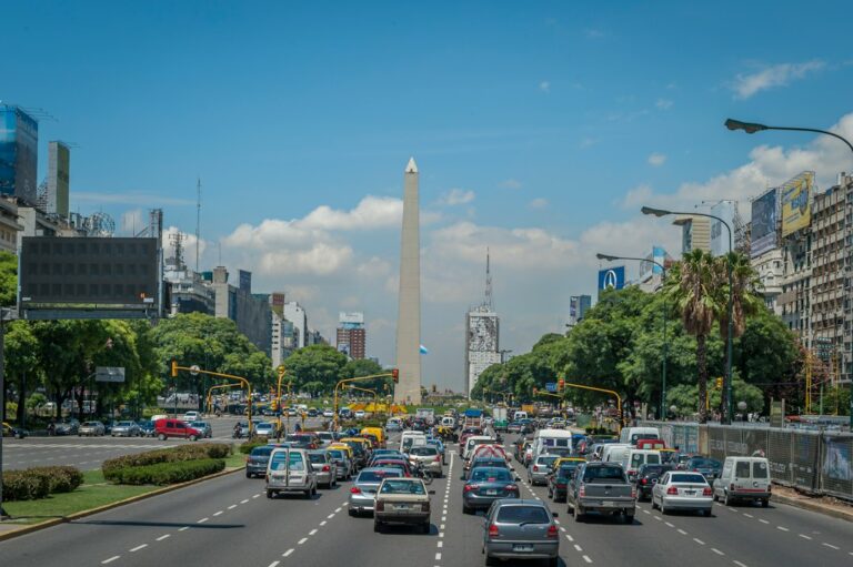 Obras en una calle urbana con trabajadores y maquinaria