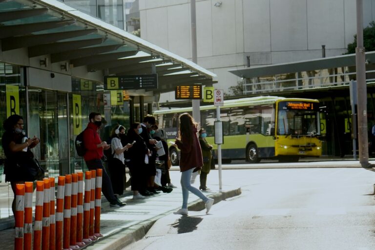Pasajeros esperan para abordar un colectivo en una parada de transporte público