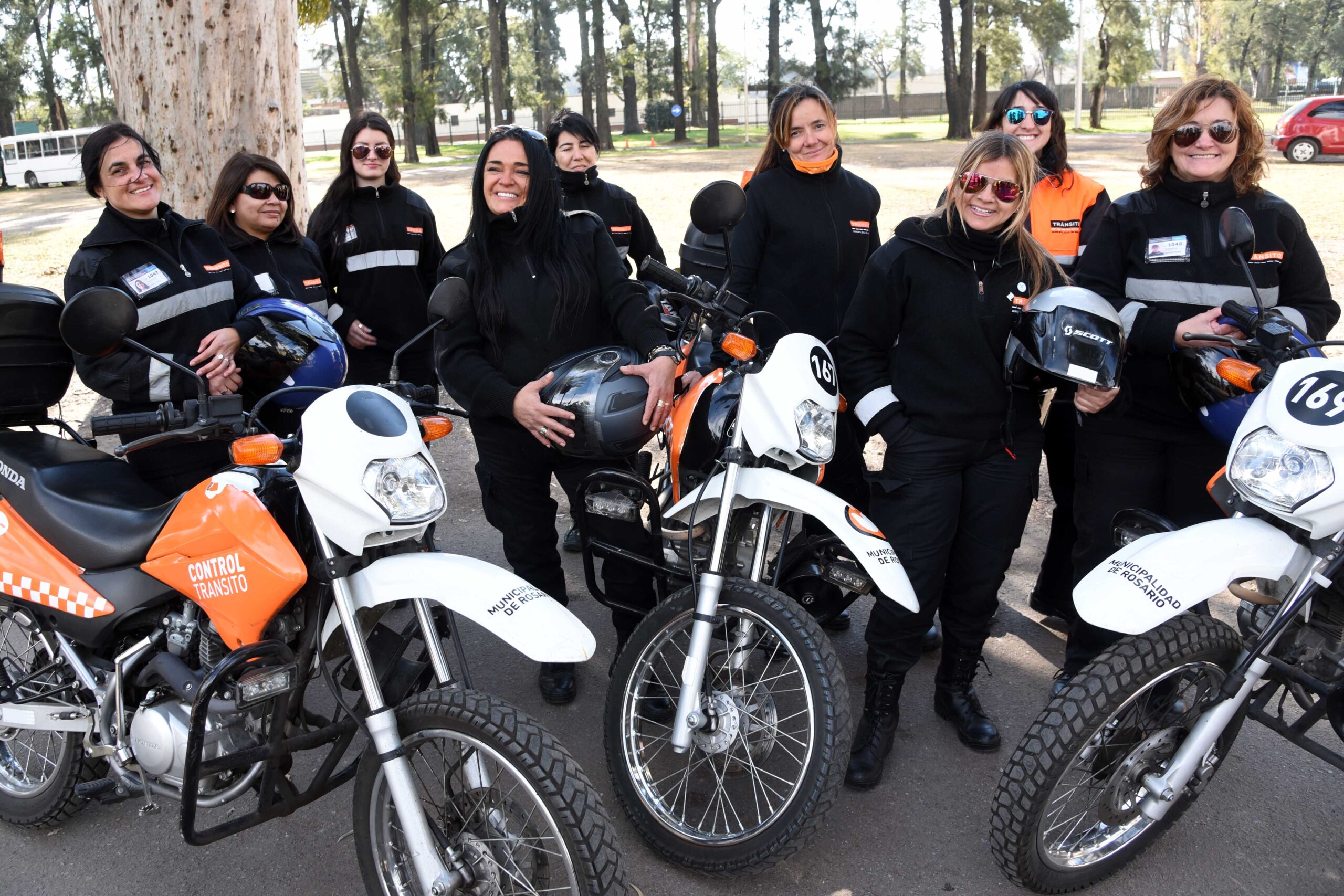 Agentes de Tránsito de la Municipalidad de Rosario junto a motocicletas oficiales