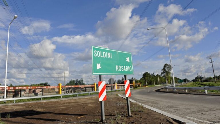 Cartel vial en el acceso a Soldini sobre la Ruta Provincial 14