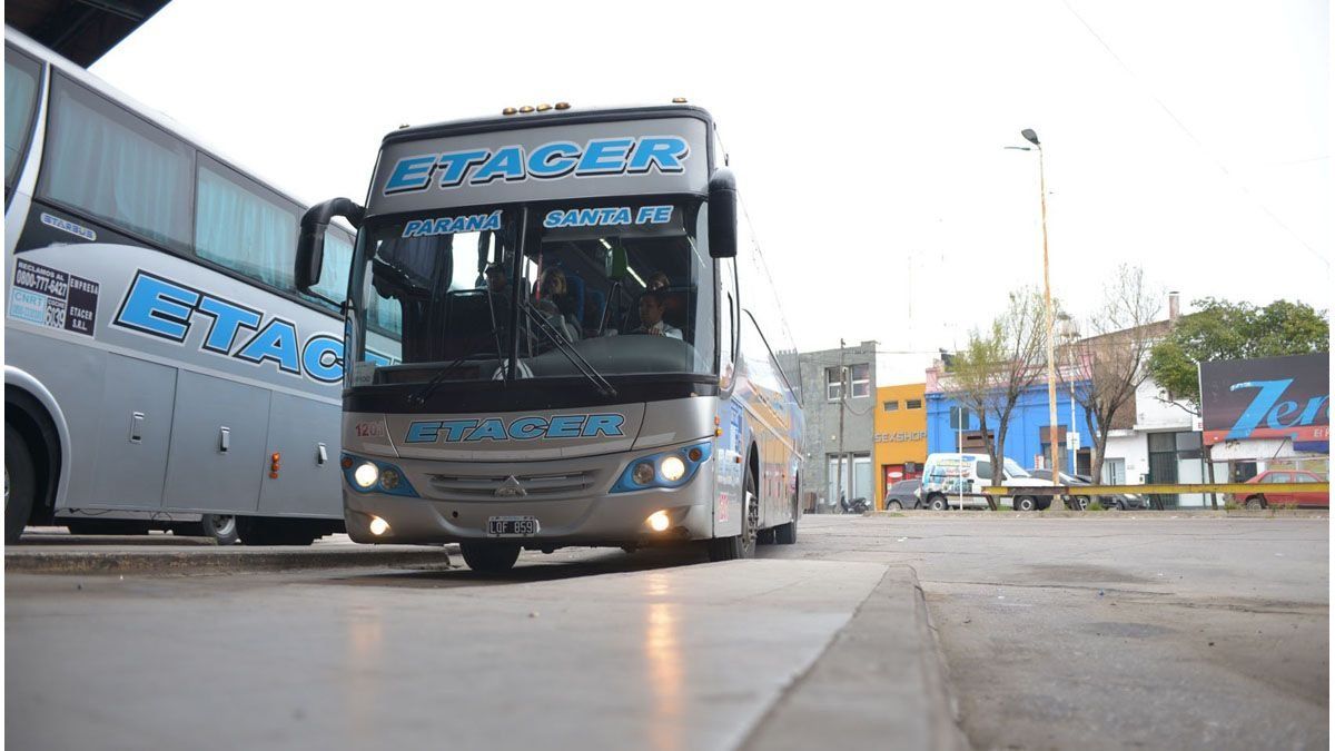 Colectivo de Etacer que presta el servicio entre Paraná y Santa Fe