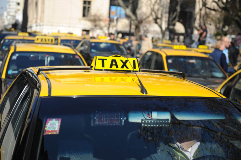 Taxis del servicio público circulan en Rosario