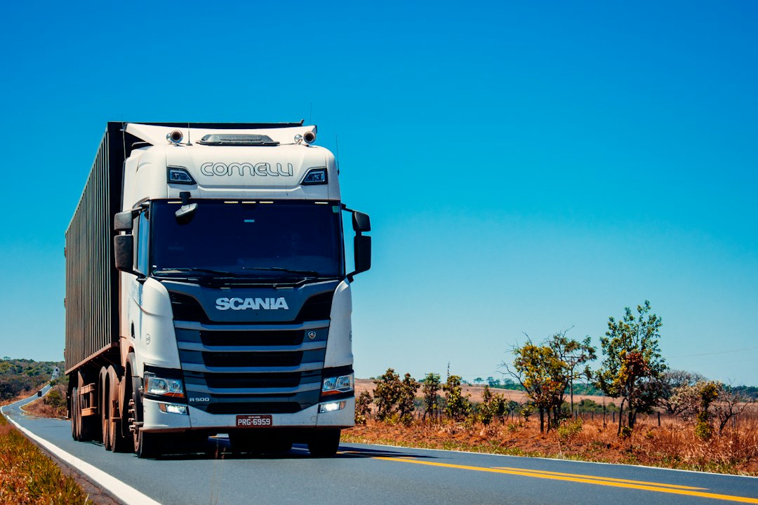Camión de transporte de cargas circulando por una ruta