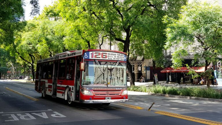 Colectivo urbano circulando por una avenida