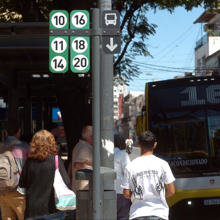 Pasajeros esperan el colectivo en una parada del transporte urbano de Santa Fe